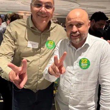 Publicação de Mario Costenaro sobre Flávio Bolsonaro em 13/10/2026