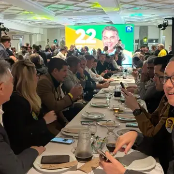 Publicação de Genezio Ferreira sobre Flávio Bolsonaro em 14/10/2026
