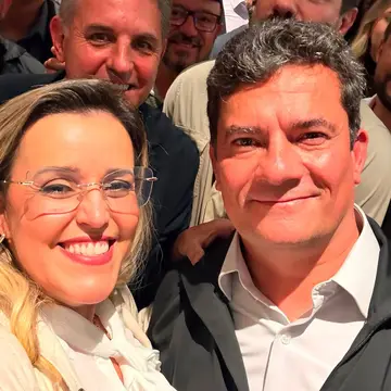 Publicação de Flavia Cheroni sobre Flávio Bolsonaro em 14/10/2026