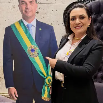 Publicação de Elisangela Pedroso sobre Flávio Bolsonaro em 14/10/2026