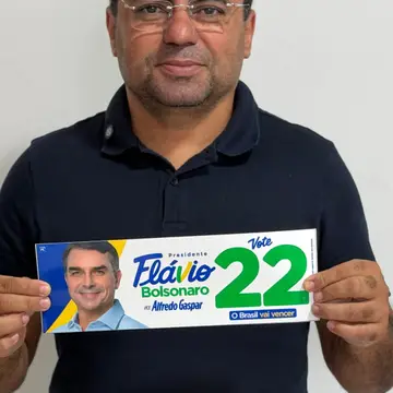 Publicação de Fá de Rivaldinho sobre Flávio Bolsonaro em 14/10/2026
