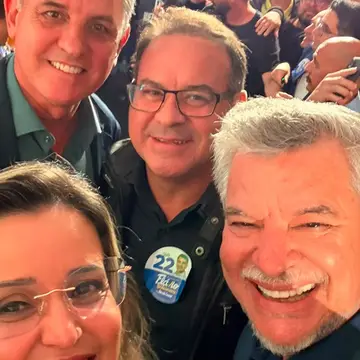 Publicação de Flavia Cheroni sobre Flávio Bolsonaro em 14/10/2026