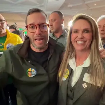 Publicação de Suzie Pucillo sobre Flávio Bolsonaro em 14/10/2026