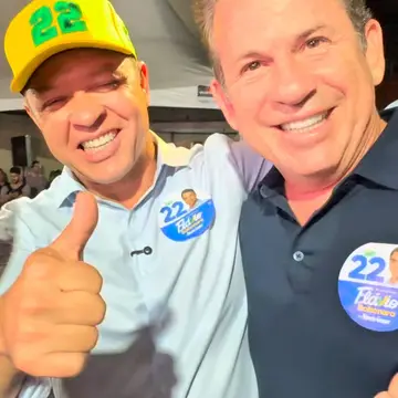 Publicação de Claudio Ferreira sobre Flávio Bolsonaro em 14/10/2026