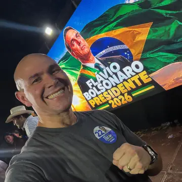Publicação de Abilio sobre Flávio Bolsonaro em 14/10/2026