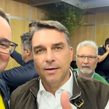 Publicação de Diogo Siqueira sobre Flávio Bolsonaro em 14/10/2026