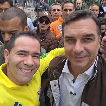 Publicação de Andrezinho sobre Flávio Bolsonaro em 14/10/2026