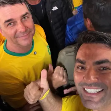 Publicação de Alexandre Xepa sobre Flávio Bolsonaro em 14/10/2026