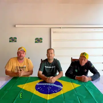 Publicação de Nei Canela sobre Flávio Bolsonaro em 14/10/2026
