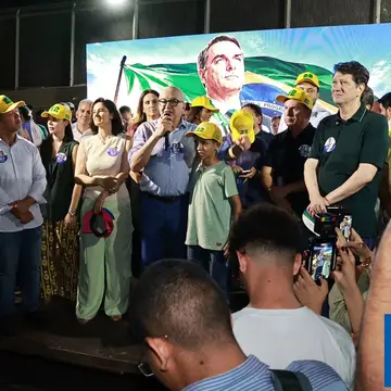 Publicação de Luciano Sol sobre Flávio Bolsonaro em 14/10/2026