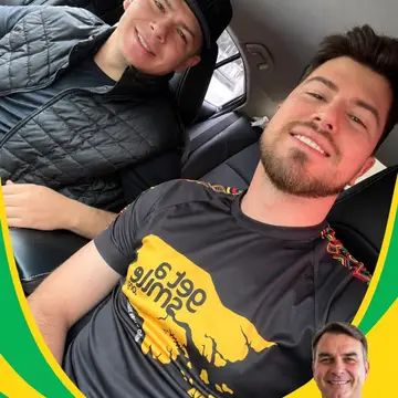 Publicação de Hector Alvares sobre Flávio Bolsonaro em 14/10/2026