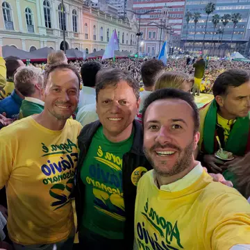 Publicação de Leonardo Carvalho sobre Flávio Bolsonaro em 14/10/2026