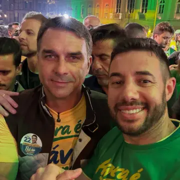 Publicação de Neninho sobre Flávio Bolsonaro em 14/10/2026