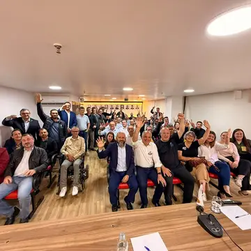 Publicação de Ique sobre Flávio Bolsonaro em 14/10/2026