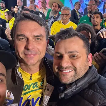 Publicação de Abner Dillmann sobre Flávio Bolsonaro em 14/10/2026
