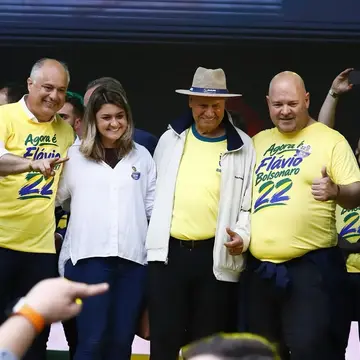 Publicação de Ique sobre Flávio Bolsonaro em 14/10/2026