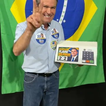 Publicação de Aleomar Rezende sobre Flávio Bolsonaro em 14/10/2026