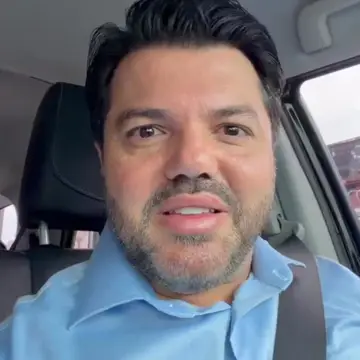 Publicação de Marcio Correa sobre Flávio Bolsonaro em 15/10/2026