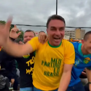 Publicação de Wagner Costa sobre Flávio Bolsonaro em 15/10/2026