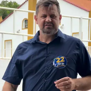 Publicação de Paulo Trabalho sobre Flávio Bolsonaro em 15/10/2026