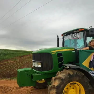 Publicação de Dalvania Cardoso sobre Flávio Bolsonaro em 15/10/2026