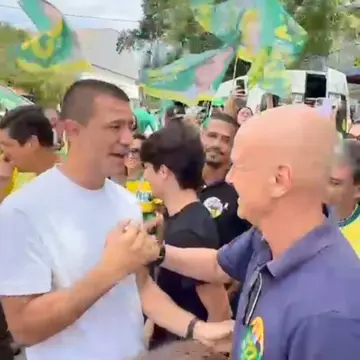 Publicação de Tande sobre Flávio Bolsonaro em 15/10/2026