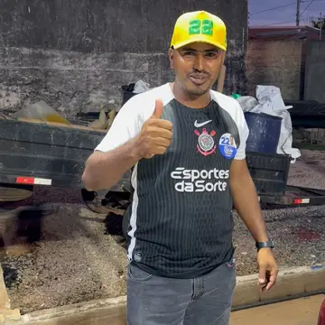 Publicação de Hector Alvares sobre Flávio Bolsonaro em 15/10/2026