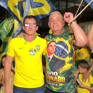 Publicação de Roninho sobre Flávio Bolsonaro em 15/10/2026