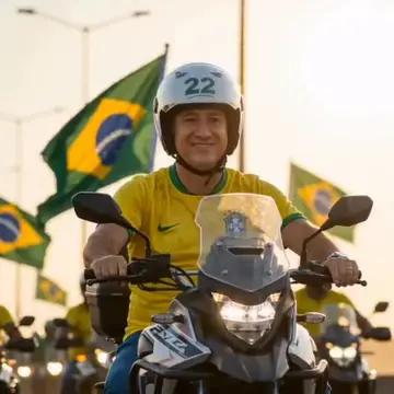 Publicação de Eduardo Freccia sobre Flávio Bolsonaro em 15/10/2026