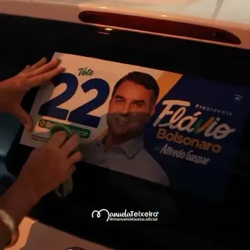 Publicação de Manuela sobre Flávio Bolsonaro em 16/10/2026