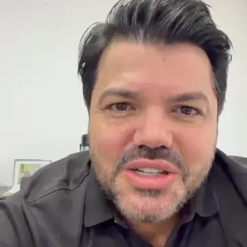 Publicação de Marcio Correa sobre Flávio Bolsonaro em 16/10/2026