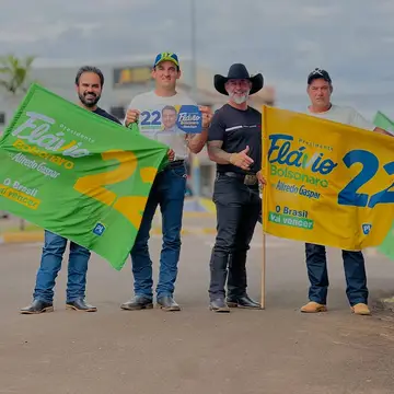 Publicação de Juliano Ferro sobre Flávio Bolsonaro em 16/10/2026