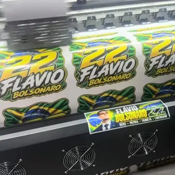 Publicação de Dayane Sovinski sobre Flávio Bolsonaro em 16/10/2026