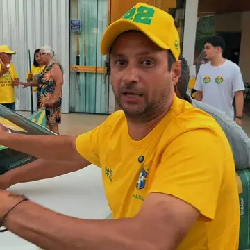 Publicação de Léo Pelanca sobre Flávio Bolsonaro em 16/10/2026