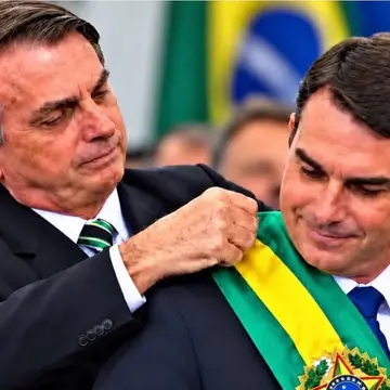 Publicação de Toni Cunha sobre Flávio Bolsonaro em 16/10/2026