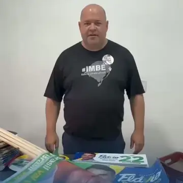 Publicação de Ique sobre Flávio Bolsonaro em 16/10/2026