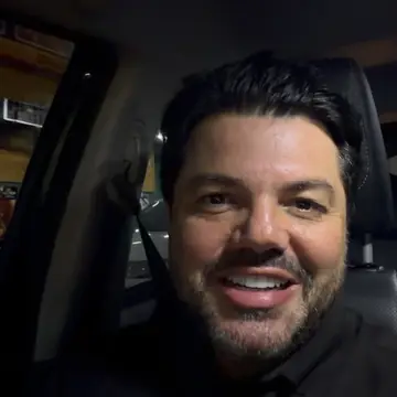 Publicação de Marcio Correa sobre Flávio Bolsonaro em 16/10/2026