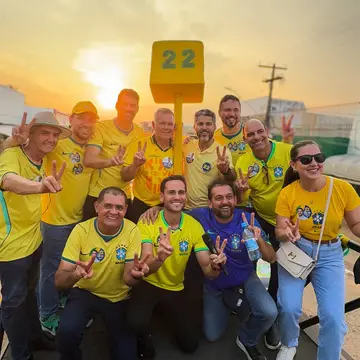 Publicação de Affonso Cândido sobre Flávio Bolsonaro em 16/10/2026