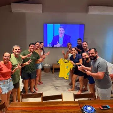 Publicação de Geane Vincler sobre Flávio Bolsonaro em 16/10/2026