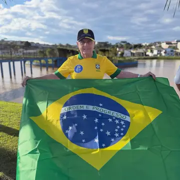 Publicação de Adelmo sobre Flávio Bolsonaro em 17/10/2026