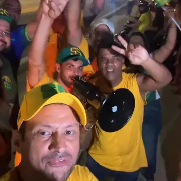 Publicação de Léo Pelanca sobre Flávio Bolsonaro em 17/10/2026