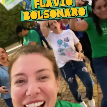 Publicação de Flávia Moretti sobre Flávio Bolsonaro em 17/10/2026