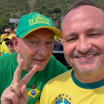 Publicação de Flávio Buzzi sobre Flávio Bolsonaro em 17/10/2026