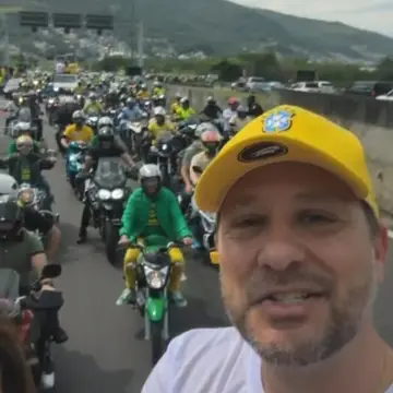 Publicação de Adriano Silva sobre Flávio Bolsonaro em 17/10/2026