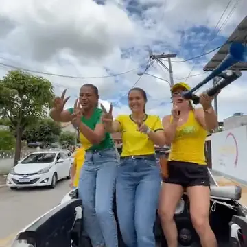 Publicação de Geane Vincler sobre Flávio Bolsonaro em 17/10/2026