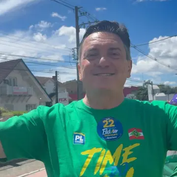 Publicação de Adriano Zimmermann sobre Flávio Bolsonaro em 17/10/2026