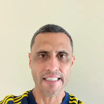 Publicação de Gleidson Azevedo sobre Flávio Bolsonaro em 17/10/2026