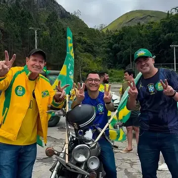 Publicação de Johnny Maycon sobre Flávio Bolsonaro em 17/10/2026
