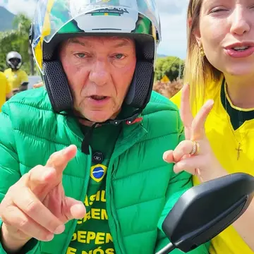 Publicação de Juliana Maciel sobre Flávio Bolsonaro em 17/10/2026