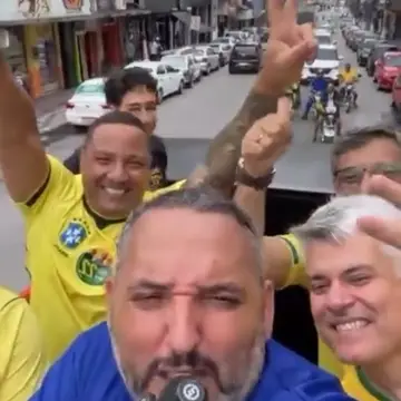 Publicação de Rodrigo Medeiros sobre Flávio Bolsonaro em 17/10/2026